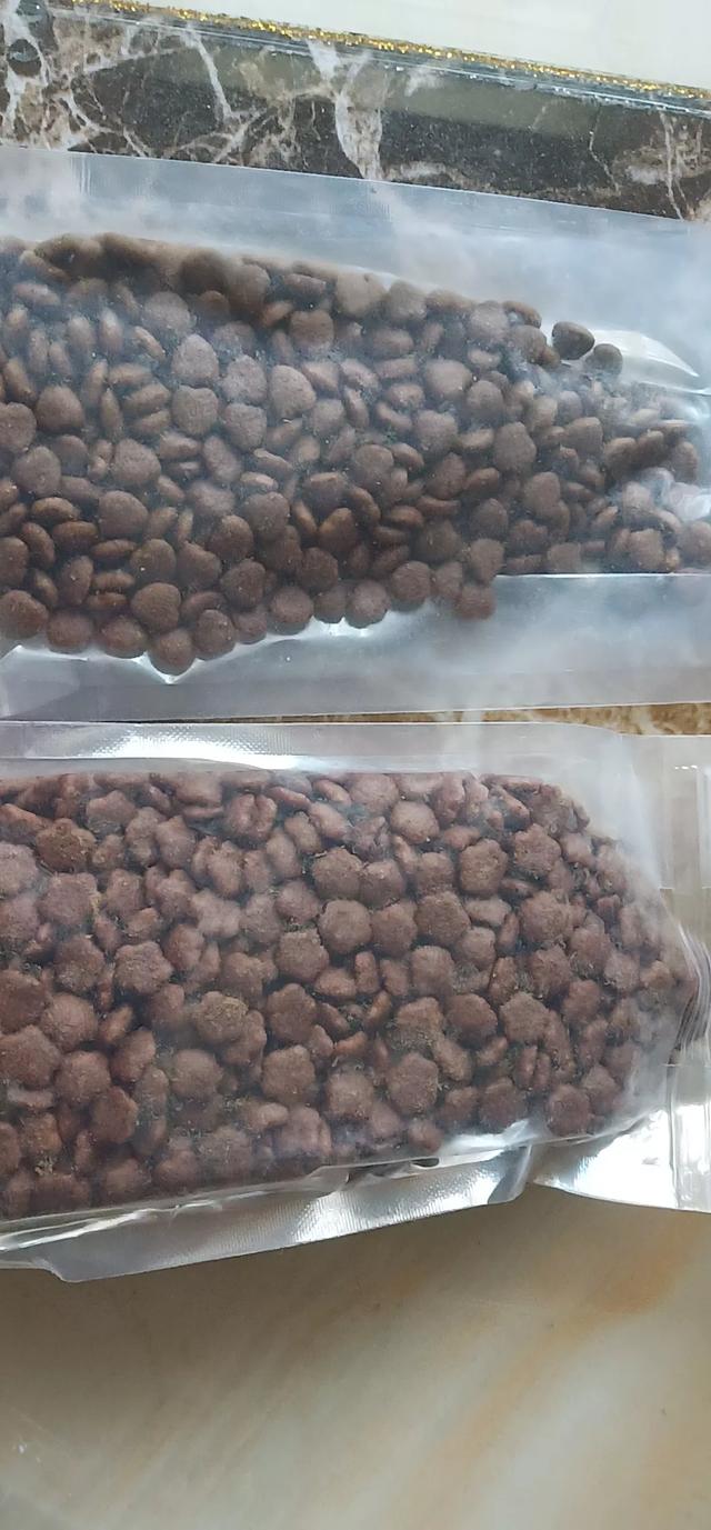 哈士奇幼犬一天吃多少狗粮（哈士奇幼犬一天喂多少）